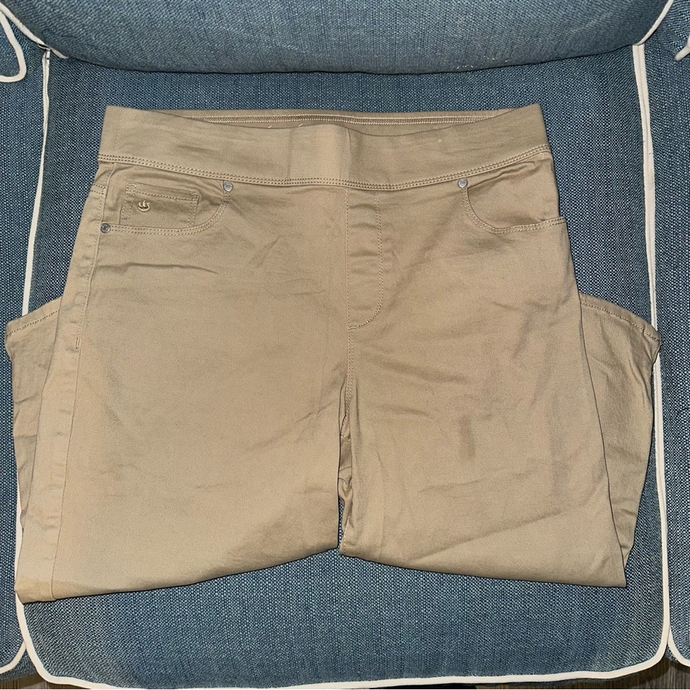 Gloria Vanderbilt Khaki Slimming Capris